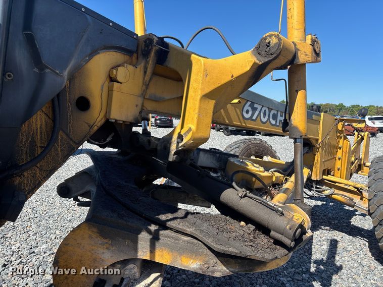 image for item YA2876 2004 John Deere 670CH motor grader