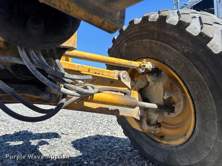 image for item YA2876 2004 John Deere 670CH motor grader