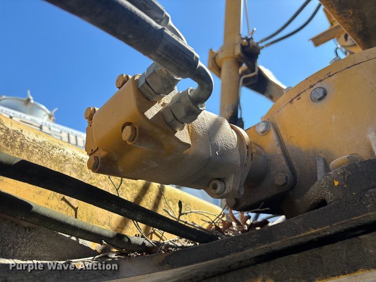 image for item YA2876 2004 John Deere 670CH motor grader