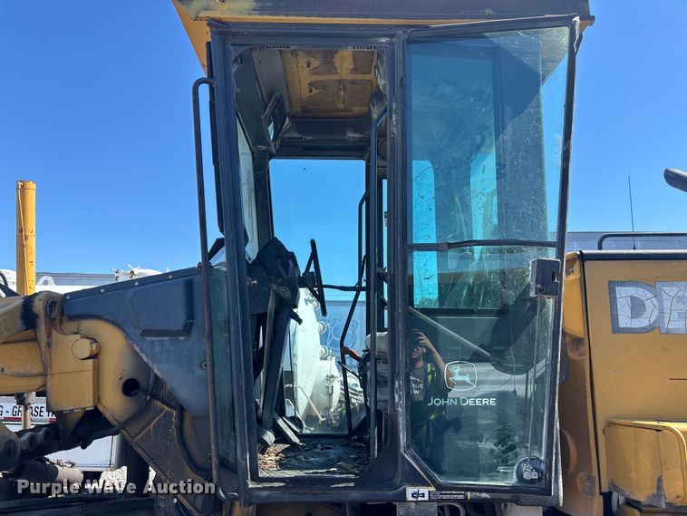 image for item YA2876 2004 John Deere 670CH motor grader