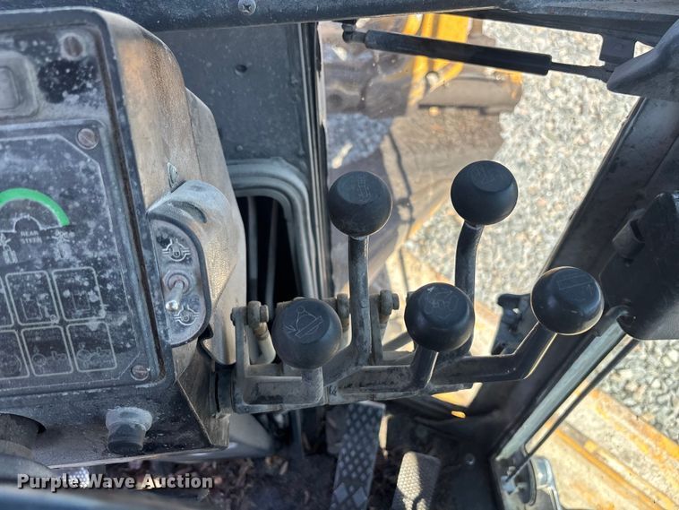 image for item YA2876 2004 John Deere 670CH motor grader