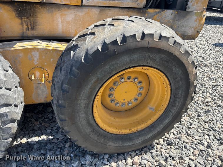 image for item YA2876 2004 John Deere 670CH motor grader