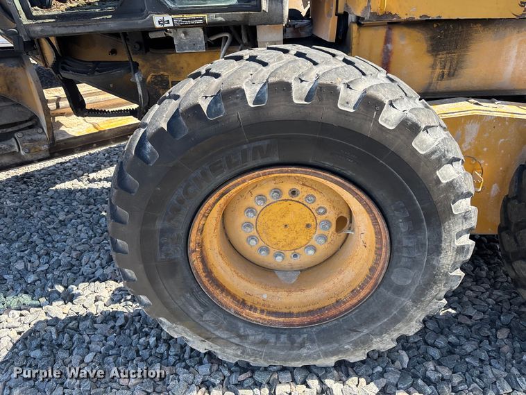 image for item YA2876 2004 John Deere 670CH motor grader