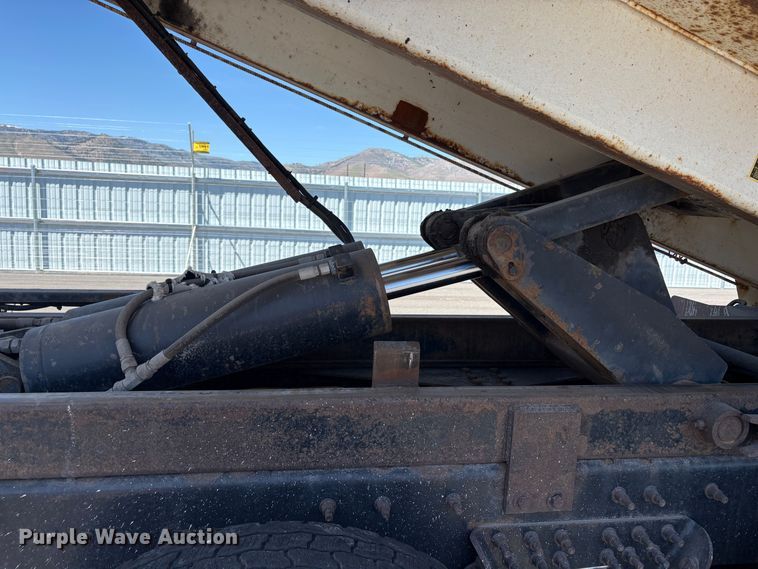 image for item YA2890 2007 International 7600 dump truck