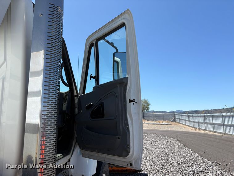 image for item YA2890 2007 International 7600 dump truck