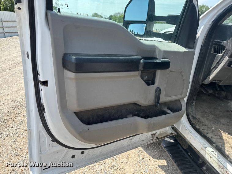 image for item YA3912 2019 Ford F550 Super Duty dump truck