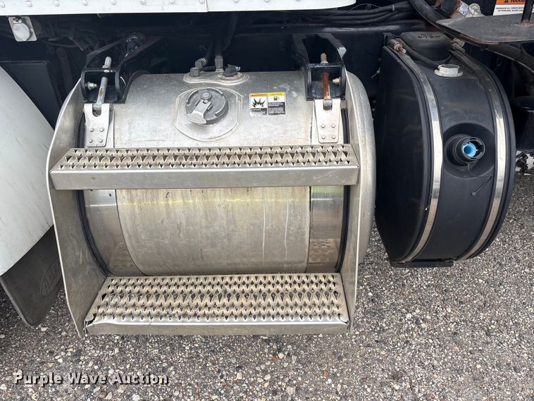 image for item YA4027 2016 Peterbilt 365 sewer jetter truck