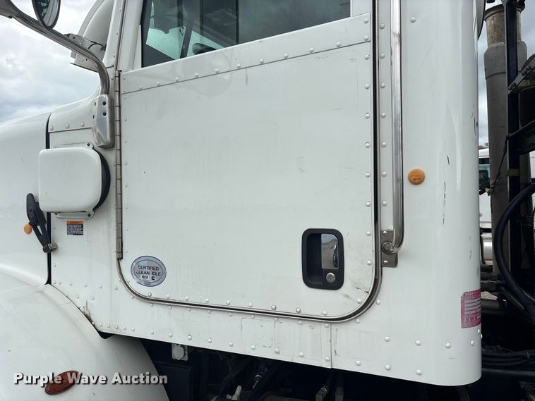 image for item YA4027 2016 Peterbilt 365 sewer jetter truck