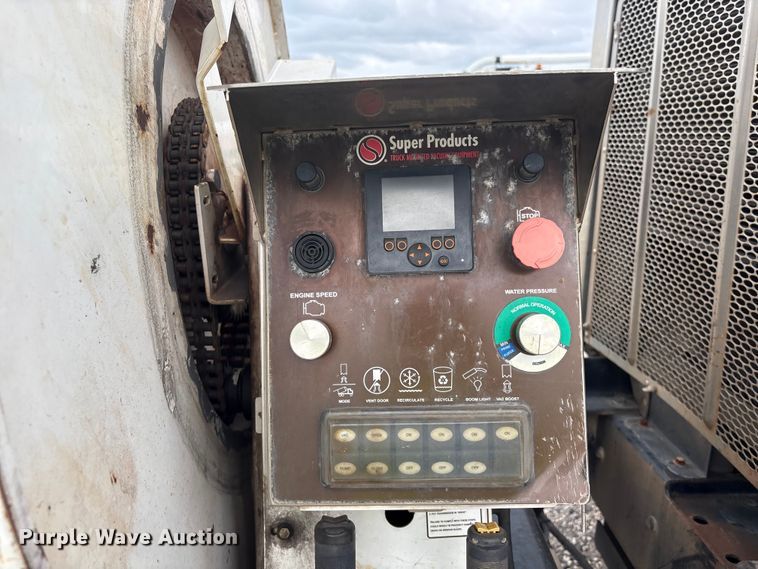 image for item YA4027 2016 Peterbilt 365 sewer jetter truck