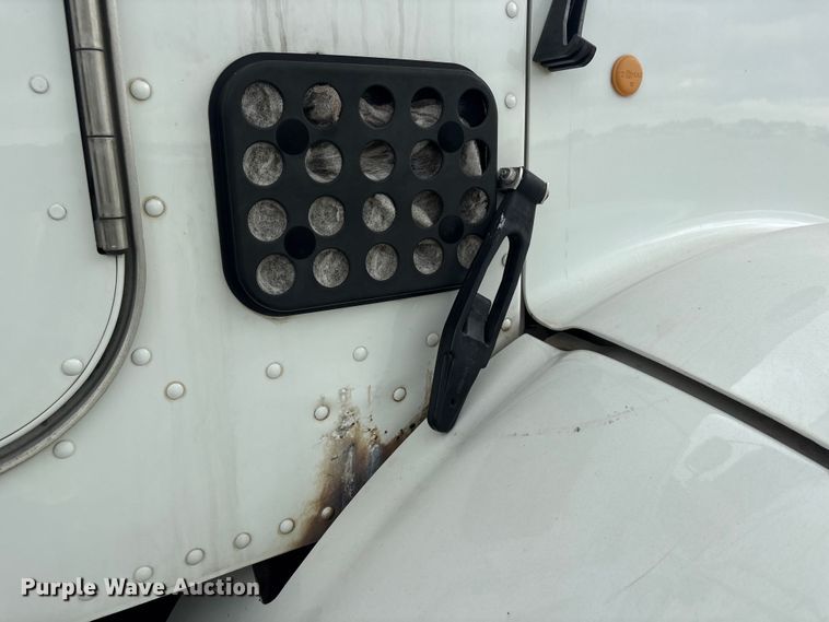 image for item YA4027 2016 Peterbilt 365 sewer jetter truck