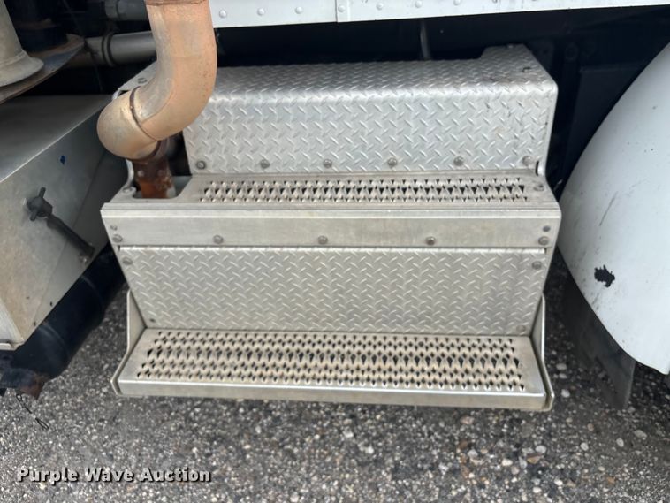image for item YA4027 2016 Peterbilt 365 sewer jetter truck