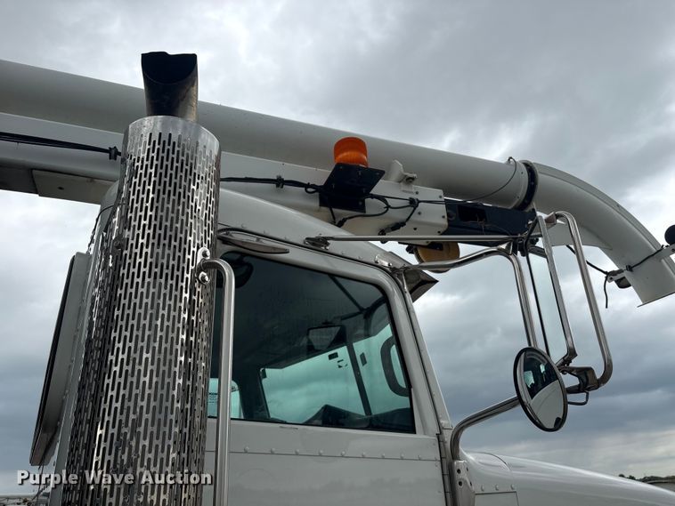 image for item YA4027 2016 Peterbilt 365 sewer jetter truck