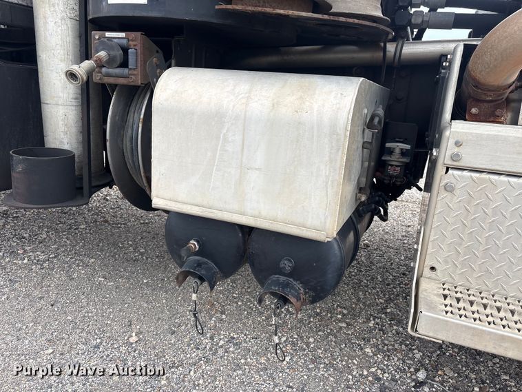 image for item YA4027 2016 Peterbilt 365 sewer jetter truck