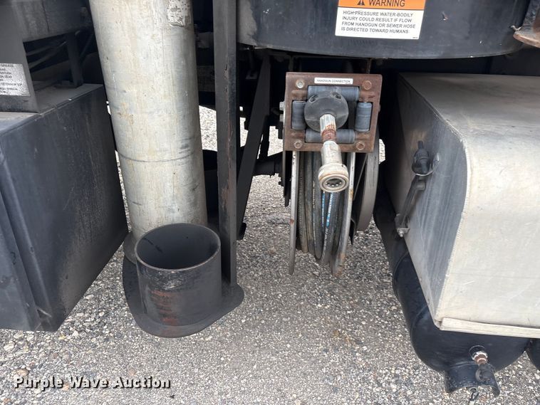 image for item YA4027 2016 Peterbilt 365 sewer jetter truck