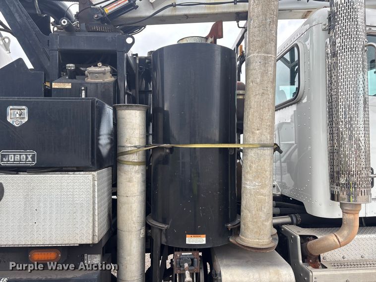 image for item YA4027 2016 Peterbilt 365 sewer jetter truck