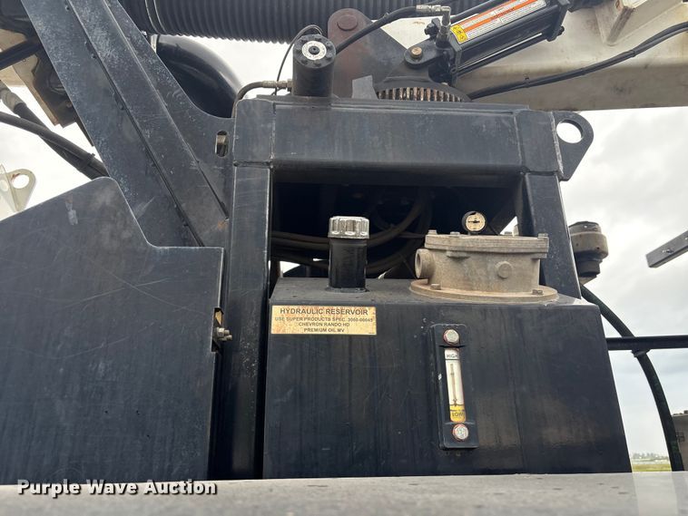 image for item YA4027 2016 Peterbilt 365 sewer jetter truck