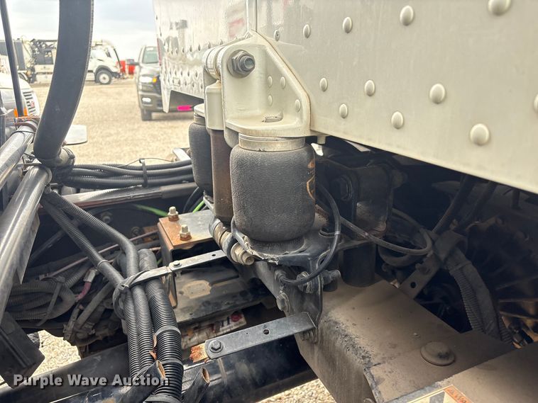 image for item YA4027 2016 Peterbilt 365 sewer jetter truck