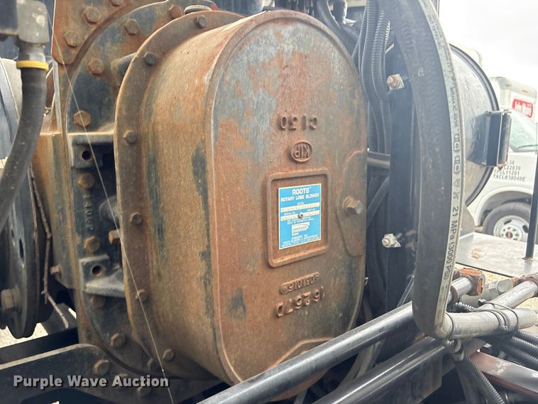 image for item YA4027 2016 Peterbilt 365 sewer jetter truck