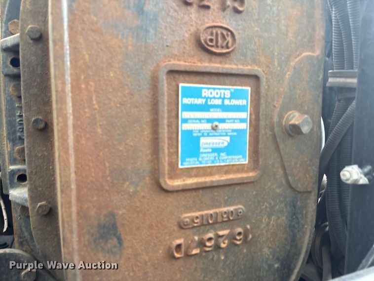 image for item YA4027 2016 Peterbilt 365 sewer jetter truck