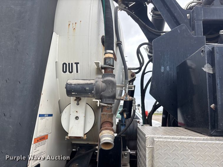 image for item YA4027 2016 Peterbilt 365 sewer jetter truck