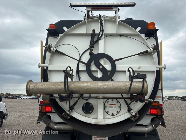 image for item YA4027 2016 Peterbilt 365 sewer jetter truck