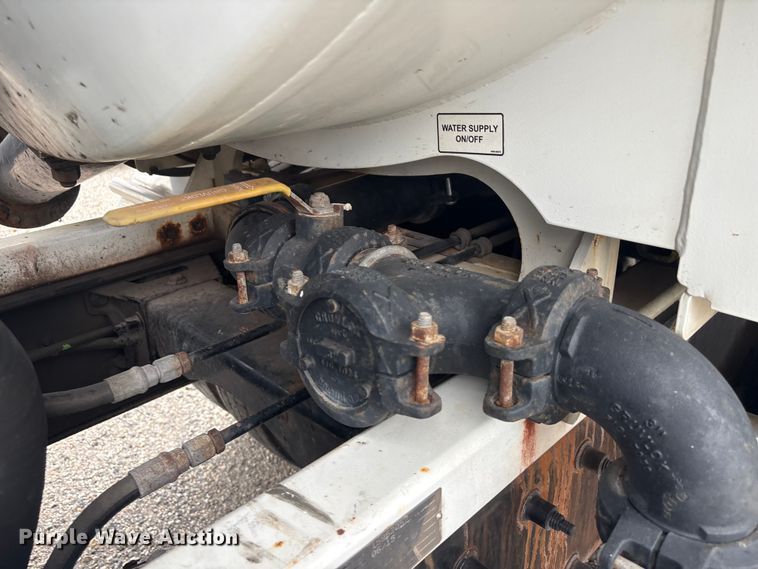 image for item YA4027 2016 Peterbilt 365 sewer jetter truck