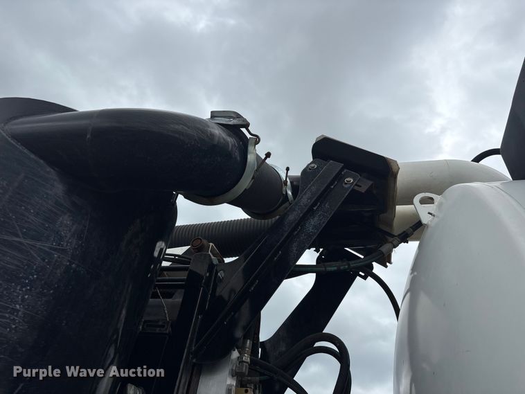 image for item YA4027 2016 Peterbilt 365 sewer jetter truck