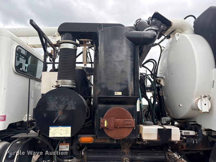 image for item YA4027 2016 Peterbilt 365 sewer jetter truck