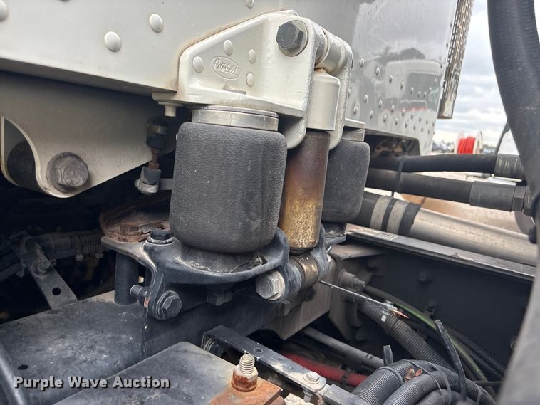 image for item YA4027 2016 Peterbilt 365 sewer jetter truck