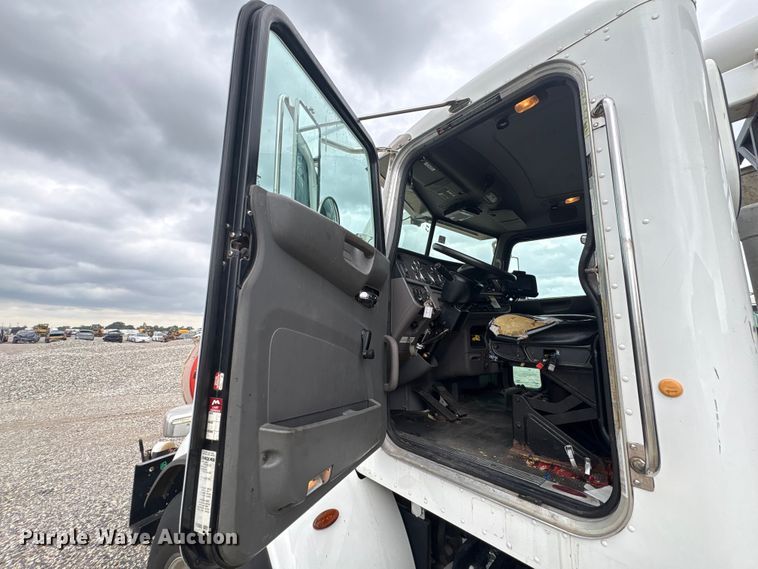 image for item YA4027 2016 Peterbilt 365 sewer jetter truck