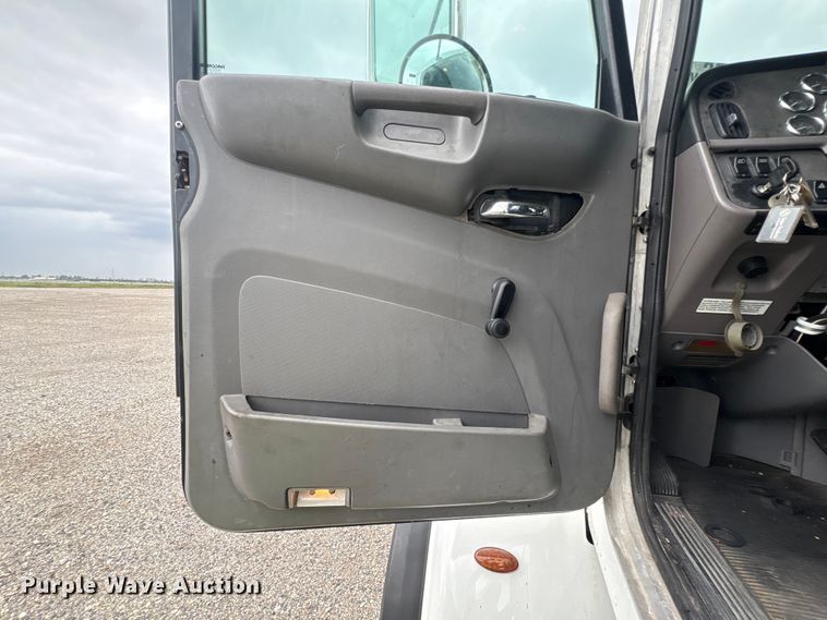 image for item YA4027 2016 Peterbilt 365 sewer jetter truck