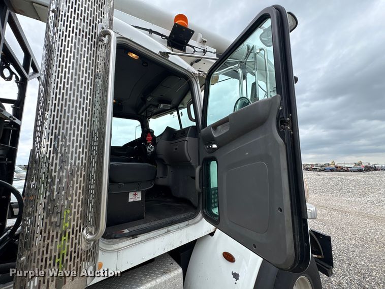 image for item YA4027 2016 Peterbilt 365 sewer jetter truck