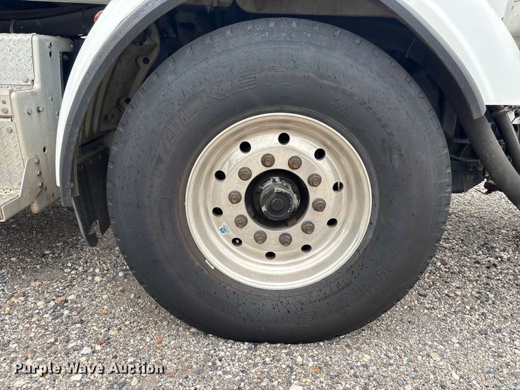 image for item YA4027 2016 Peterbilt 365 sewer jetter truck
