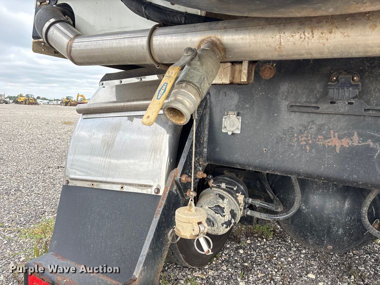 image for item YA4028 2017 International 7600 sewer jetter truck