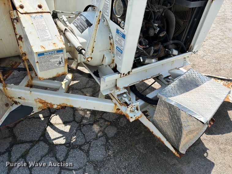 image for item YA4040 2017 Bandit 200UC wood chipper