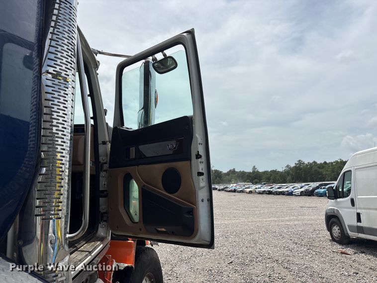 image for item YA4262 2020 Western Star 4700 dump truck