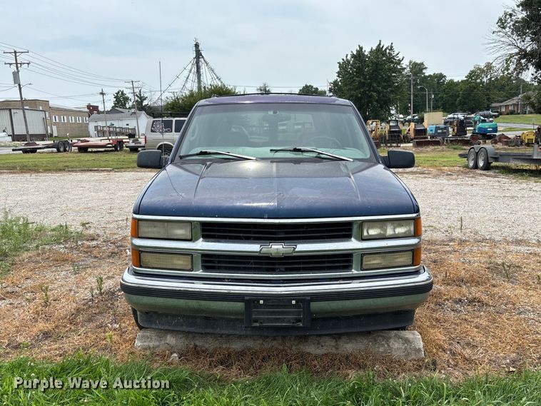 image for item DZ4500 1999 Chevrolet Suburban 1500 SUV