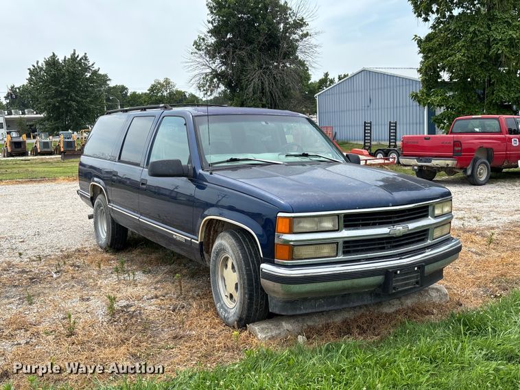 image for item DZ4500 1999 Chevrolet Suburban 1500 SUV
