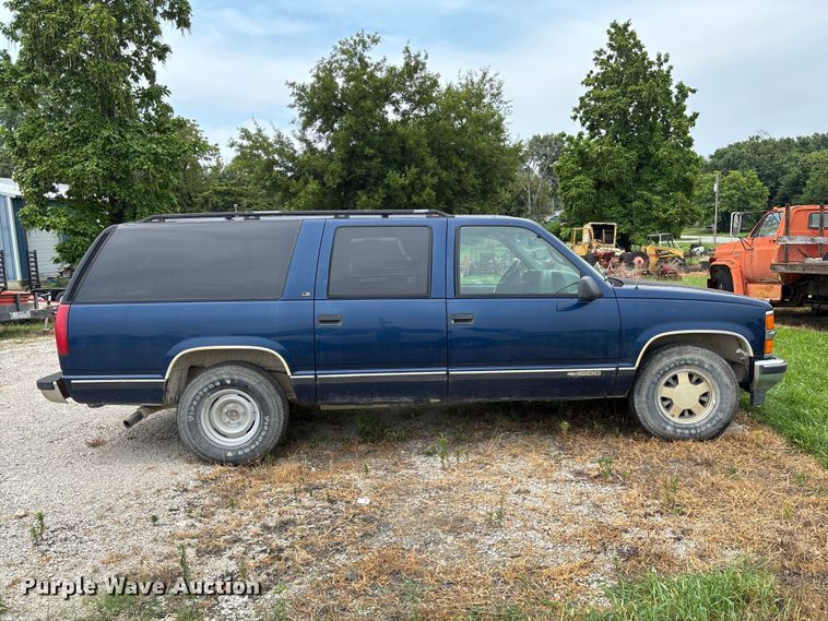 image for item DZ4500 1999 Chevrolet Suburban 1500 SUV