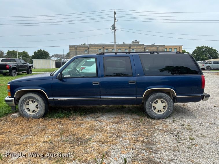 image for item DZ4500 1999 Chevrolet Suburban 1500 SUV