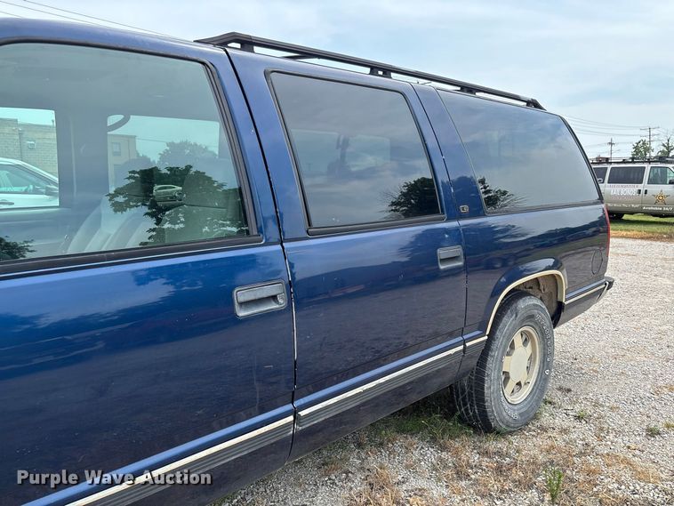 image for item DZ4500 1999 Chevrolet Suburban 1500 SUV