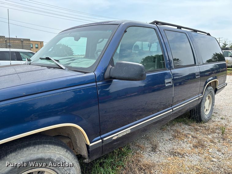 image for item DZ4500 1999 Chevrolet Suburban 1500 SUV