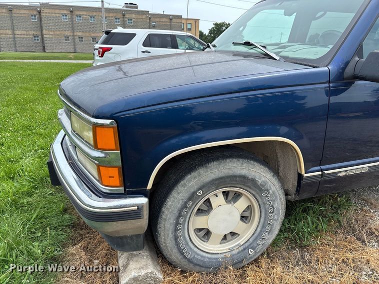image for item DZ4500 1999 Chevrolet Suburban 1500 SUV