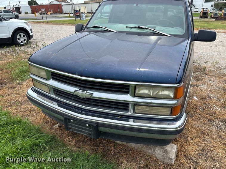 image for item DZ4500 1999 Chevrolet Suburban 1500 SUV