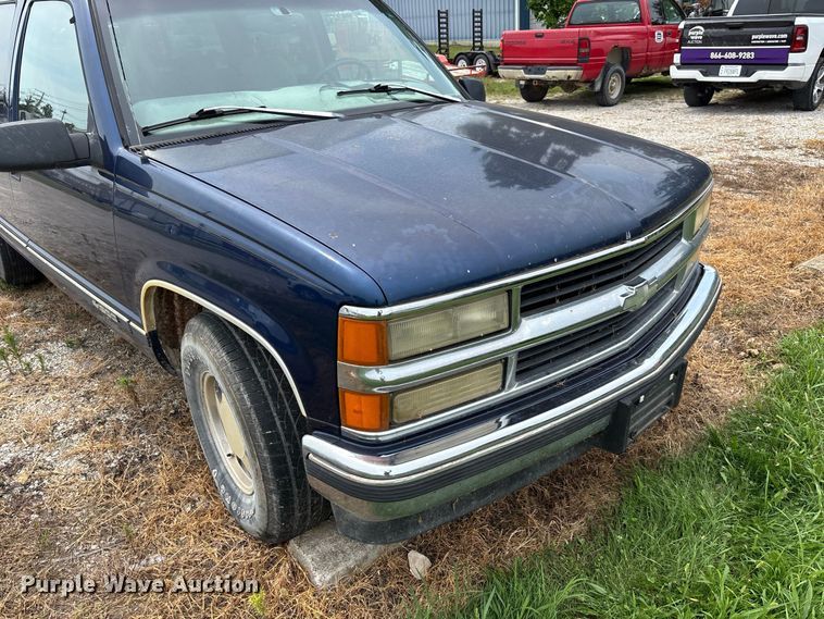image for item DZ4500 1999 Chevrolet Suburban 1500 SUV