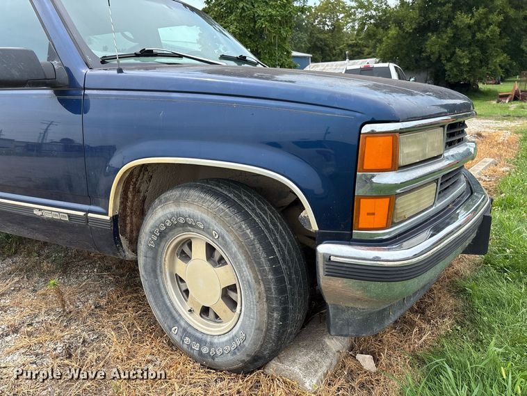 image for item DZ4500 1999 Chevrolet Suburban 1500 SUV
