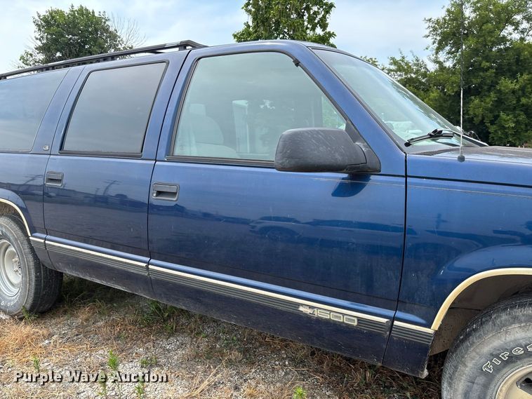image for item DZ4500 1999 Chevrolet Suburban 1500 SUV