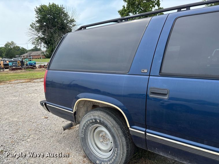 image for item DZ4500 1999 Chevrolet Suburban 1500 SUV