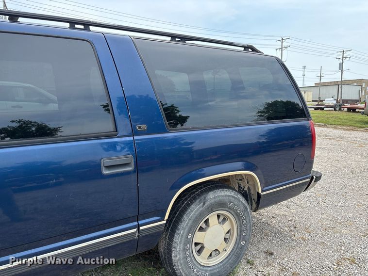 image for item DZ4500 1999 Chevrolet Suburban 1500 SUV