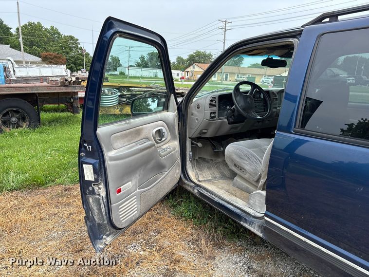 image for item DZ4500 1999 Chevrolet Suburban 1500 SUV